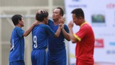 Hoàng Bửu và Văn Lợi chúc mừng Ngọc Thah sau khi ghi bàn cho cựu cầu thủ Cảng Sài Gòn. Ảnh: DŨNG PHƯƠNG