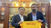 Bầu Đệ và HLV Lopez