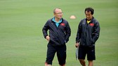 Trợ lý Lee Young-jin (phải) tự tin nói về cuộc hành trình của U22 Việt Nam tại SEA Games 30.