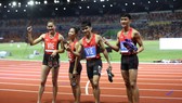 Tổ chạy 4x400m tiếp sức hỗn hợp đoạt HCV ngoạn mục. Ảnh: DŨNG PHƯƠNG