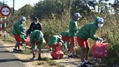 Các cầu thủ HAGL chung tay dọn dẹp rác vì môi trường. Ảnh: ANH TIẾN