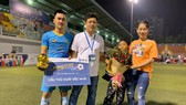 Bầu Tèo được gia đình và “đệ ruột” Trung “độ” chung vui khi vô địch giải SPL-S2, giải sân 7 danh giá số 1 của giới phủi Sài thành.