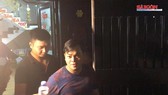 Hàng trăm người dân hiếu kỳ theo dõi việc khám xét nhà Phúc “XO“