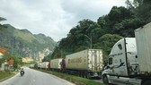 Vài trăm xe thanh long ách tắc mỗi ngày