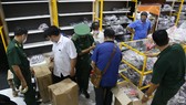 Cận cảnh kho “hàng hiệu” nhập từ... chợ Đồng Xuân, chợ Lớn, chợ An Đông