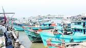Cà Mau: Nạo vét cửa biển nửa chừng, tàu cá công suất lớn “mắc cạn”