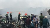 Cháy lớn thiêu rụi 12 căn nhà, bé gái 14 tuổi tử vong