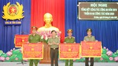 Thứ trưởng Nguyễn Văn Sơn trao Cờ thi đua của Bộ Công an tặng các đơn vị cơ sở thuộc Công an tỉnh Cà Mau