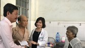 Xúc động bệnh nhân nghèo nhường nhau quà tết