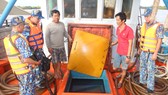 Bộ Tư lệnh Vùng Cảnh sát biển 4 tạm giữ tàu chở 80.000 lít dầu D.O không rõ nguồn gốc
