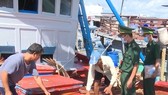 Lực lượng chức năng kiểm tra tàu trên biển