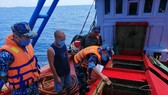 Lực lượng làm nhiệm vụ kiểm tra tàu TG 90659 TS chở khoảng 50.000 lít dầu D.O không có giấy tờ chứng minh nguồn gốc hợp pháp. Ảnh: THANH NGHỊ