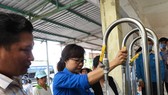 Vận hành hệ thống lọc nước mặn thành nước ngọt vừa bàn giao ở xã Khánh Bình Tây Bắc.