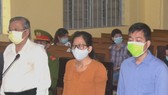Nguyên Giám đốc Sở Y tế Cà Mau Huỳnh Quốc Việt (bìa trái) và các bị cáo tại phiên tòa