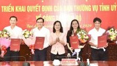 Bà Lê Thị Ái Nam (đứng giữa) Phó Bí thư Thường trực Tỉnh ủy Bạc Liêu trao quyết định của BTV Tỉnh ủy và chụp ảnh lưu niệm với 4 lãnh được điều động. ẢNH: PHAN THANH CƯỜNG