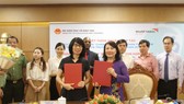 Quang cảnh buổi lễ ký kết
