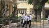 Thí sinh phấn khởi ra khỏi phòng thi