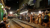 Hình ảnh cà phê đường tàu của Hà Nội gây nhiều ý kiến tranh cãi