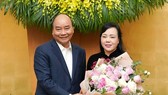 Thủ tướng Nguyễn Xuân Phúc tặng hoa chia tay bà Nguyễn Thị Kim Tiến. Ảnh: VGP