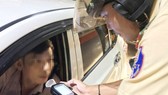 Kiểm tra nồng độ cồn một tài xế. Ảnh: TUẤN VŨ