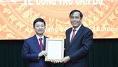 Phó Trưởng Ban Thường trực Ban Tổ chức Trung ương Nguyễn Thanh Bình, thừa ủy quyền của Ban Bí thư trao quyết định điều động, luân chuyển ông Nguyễn Duy Hưng. Ảnh: VGP