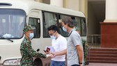 Cán bộ, chiến sĩ tại khu vực cách ly Trường Quân sự, Bộ Tư lệnh Thủ đô chúc mừng khách nước ngoài đã hoàn thành thời gian cách ly khi đến Việt Nam từ vùng dịch. Ảnh: VIẾT CHUNG