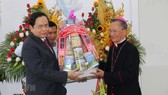 Chủ tịch Ủy ban Trung ương Mặt trận Tổ quốc Việt Nam Trần Thanh Mẫn tặng quà chúc mừng Lễ Phục sinh năm 2019 tại Tòa Giám mục Giáo phận Phan Thiết. Ảnh: Nguyễn Thanh/TTXVN