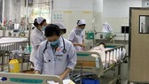 Các em học sinh bị nạn trong vụ cây phượng bật gốc đang được chăm sóc tích cực tại bệnh viện. Ảnh: QUANG HUY