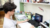 Học sinh học trực tuyến tại nhà khi phải nghỉ học do Covid-19. Ảnh: QUANG PHÚC