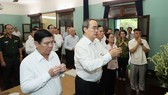 Bí thư Thành ủy TPHCM Nguyễn Thiện Nhân và Chủ tịch UBND TPHCM Nguyễn Thành Phong cùng Ban Thường vụ Thành ủy TPHCM dâng hương tưởng niệm Chủ tịch Hồ Chí Minh. Ảnh: QUANG PHÚC