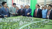 Thủ tướng Nguyễn Xuân Phúc tham quan Triển lãm các mô hình, công nghệ tiêu biểu cho đô thị thông minh. Ảnh: VIẾT CHUNG