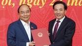 Thủ tướng Nguyễn Xuân Phúc trao quyết định bổ nhiệm Phó Chủ nhiệm Văn phòng Chính phủ cho ông Trần Văn Sơn. Ảnh: VGP