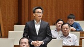 Phó Thủ tướng Vũ Đức Đam làm rõ một số vấn đề đại biểu Quốc hội quan tâm. Ảnh: VGP