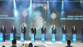 Thủ tướng Nguyễn Xuân Phúc cùng các đại biểu nhấn nút khai mạc diễn đàn chiều 27-11. Ảnh: QUANG PHÚC