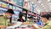 Cán bộ QLTT kiểm tra tại một cửa hàng thuộc chuỗi mỹ phẩm Ansan Cosmetics