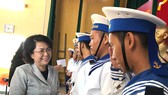 Thăm, tặng quà chiến sĩ hải quân