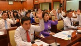 Các đại biểu HĐND TPHCM biểu quyết thông qua nghị quyết kỳ họp. Ảnh: VIỆT DŨNG
