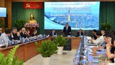 Đồng chí Nguyễn Thiện Nhân, Bí thư Thành ủy TPHCM phát biểu trong buổi gặp gỡ kiều bào. Ảnh: VIỆT DŨNG