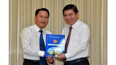 Đồng chí Nguyễn Tấn Phát nhận quyết định. Ảnh: VIỆT DŨNG