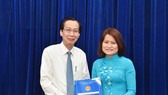 Đồng chí Lê Thanh Liêm trao quyết định cho bà Nguyễn Thị Thanh Vân. Ảnh: VIỆT DŨNG