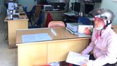 10 giờ sáng 30-1, trong khi người dân chờ đợi làm thủ tục, trụ sở UBND phường 8 quận 8 không có cán bộ nào làm việc