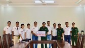 Ông Lương Hoàng Hà, Trưởng Ban vận động thành lập Liên đoàn Dù lượn thể thao TPHCM, trao tặng 20 triệu đồng ủng hộ bếp ăn cán bộ - chiến sĩ biên phòng