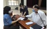 Khoảng 210.000 người có công, hưu trí, bảo trợ ở TPHCM được lãnh tiền chế độ tại nhà