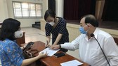 Từ ngày 7-4, cán bộ TPHCM tới tận nhà chi trả lương hưu