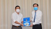 Phó Chủ tịch Thường trực UBND TPHCM Lê Thanh Liêm trao quyết định của UBND TPHCM về điều động đồng chí Trần Xuân Điền, Chủ tịch UBND quận 10, đến nhận công tác tại Thành ủy TPHCM. Ảnh: VIỆT DŨNG