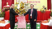 Đồng chí Nguyễn Hồ Hải, Trưởng Ban Tổ chức Thành ủy TPHCM tặng lẵng hoa chúc mừng đại hội