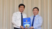 Phó Chủ tịch UBND TPHCM Dương Anh Đức trao quyết định cho đồng chí Hứa Quốc Hưng.Ảnh: VIỆT DŨNG