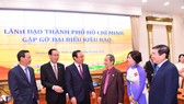 Bí thư Thành ủy TPHCM Nguyễn Văn Nên cùng các đồng chí lãnh đạo TP gặp gỡ kiều bào. Ảnh:VIỆT DŨNG