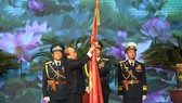 Thay mặt lãnh đạo Đảng, Nhà nước, Thủ tướng Chính phủ Nguyễn Xuân Phúc đã trao Huân chương Quân công hạng Nhất - Phần thưởng cao quý của Đảng, Nhà nước tặng QĐND Việt Nam tại buổi lễ. Ảnh: VIẾT CHUNG