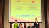 Vietjet Vice President Dinh Viet Phuong (2nd, left) and GOAL Managing Director Jochen Baltes (2nd, right) signed the contract under the witness of Vietjet President & CEO Nguyen Thi Phuong Thao (1st, left) and KGAL CEO Gert Waltenbauer (1st, right).